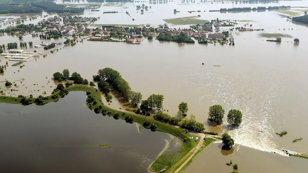 Ein-Deichbruch-unten-r-ueberflutet-das-Dorf-Fischbeck