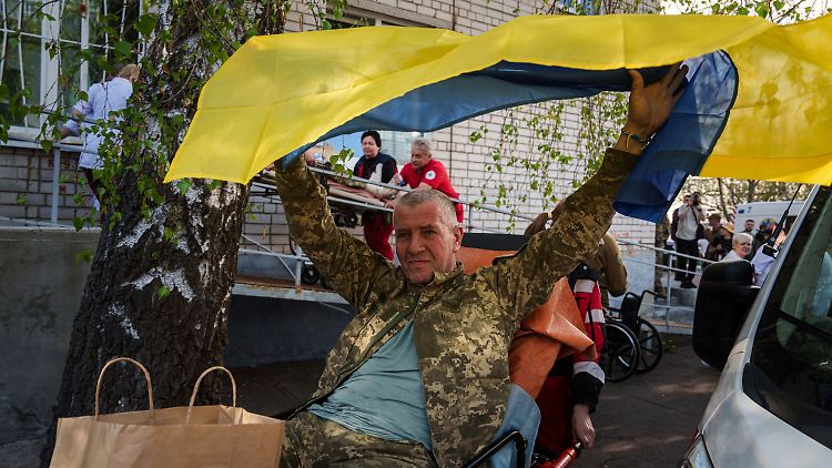 Ein verwundeter ukrainischer Soldat ist nach einem Gefangenenaustausch wieder zu Hause. Die Ukraine versucht derzeit in Verhandlungen mit den USA, einen Diktatfrieden abzuwenden.
