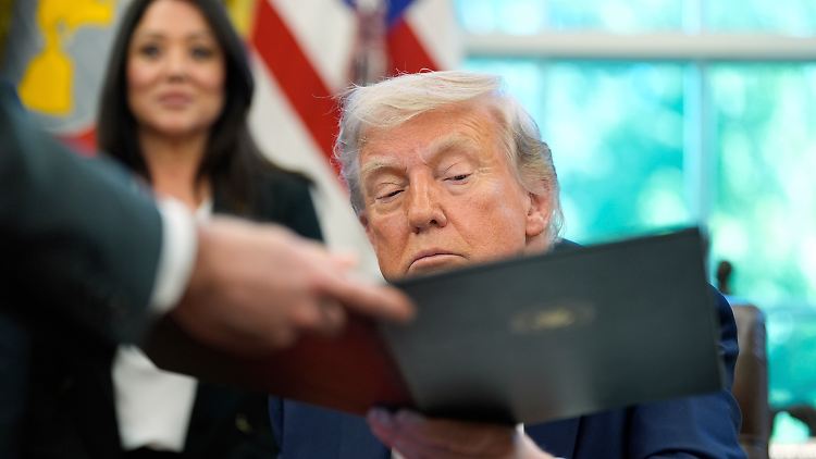 Viele US-Unternehmen haben ihre Maßnahmen wegen Trumps Feldzug bereits zurückgefahren oder gestrichen - darunter Google, Meta und die US-Tochter der Deutschen Telekom, T-Mobile.​