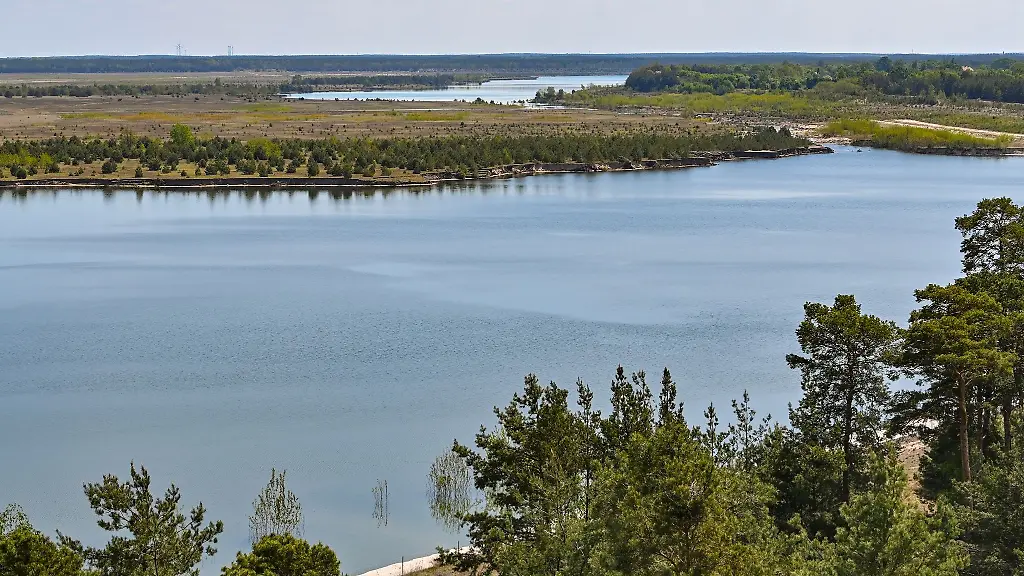 Blick-von-einem-Aussichtsturm-ueber-die-Wasserflaeche-des-kuenftigen-Cottbuser-Ostsees