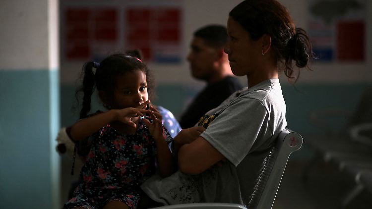 Trumps Abschiebewelle trifft auch die Jüngsten, wie hier bei einer venezolanischen Mutter und ihrem Kind. Im Falle einer zweijährigen US-Bürgerin gibt es nun Beschwerden.