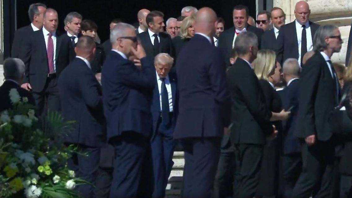 TrumpbeimPapstbegr.JPG