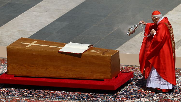 Kardinal Giovanni Battista Re hielt die Trauerrede für den gestorbenen Papst Franziskus. 