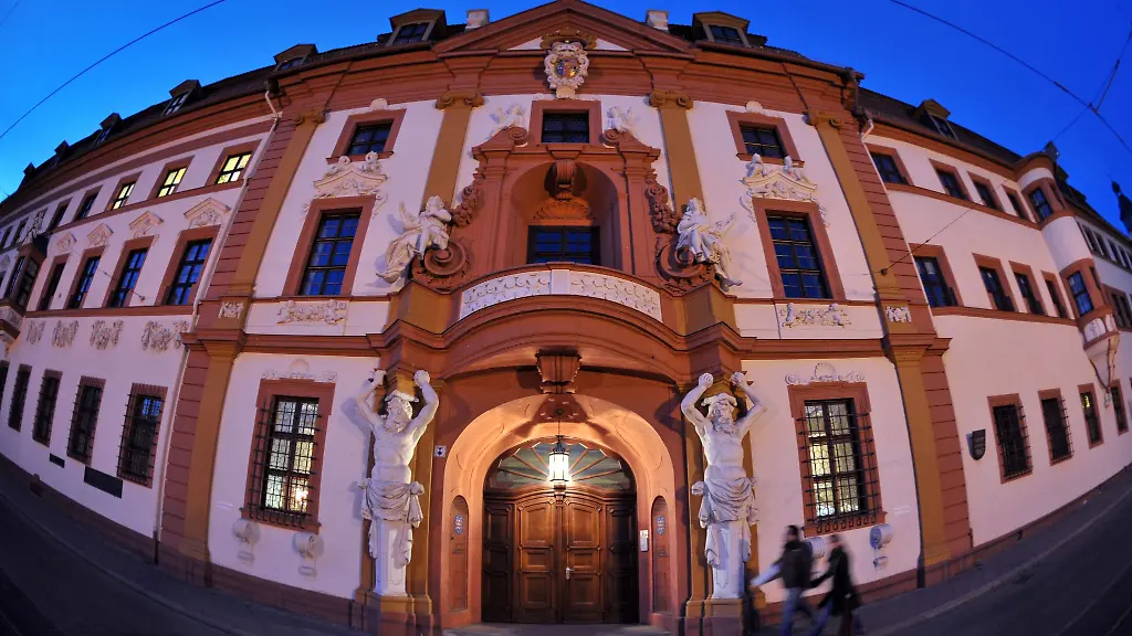 Die-Thueringer-Staatskanzlei-in-der-Regierungsstrasse-in-Erfurt