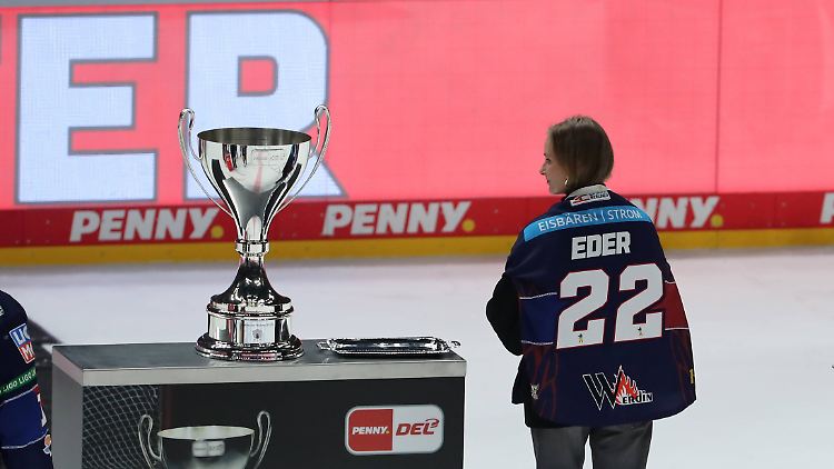 Ina, die Freundin des an Krebs verstorbenen Tobias Eder, und der Meister-Pokal der Eisbären Berlin.