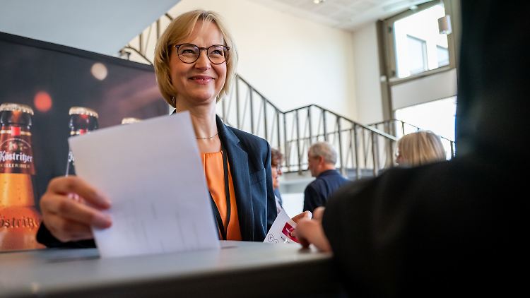 Wie weit reicht die Macht von Parteigründerin Sahra Wagenknecht: Das BSW in Thüringen jedenfalls widersetzt sich und wählt Katja Wolf (im Bild) zur Landeschefin.