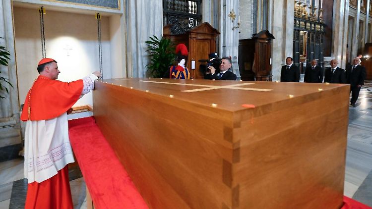 Der Sarg des verstorbenen Papst Franziskus beim Ritus in der Basilika Santa Maria Maggiore.