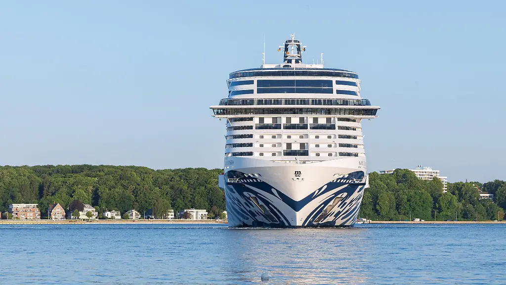 Das-LNG-betriebene-Kreuzfahrtschiff-MSC-Euribia-laeuft-zum-ersten-Mal-im-Kieler-Hafen-ein-Sie-ist-das-zweite-LNG-Schiff-der-Schweizer-Reederei-MSC-Cruises
