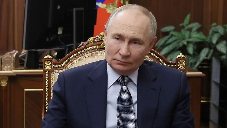 Bisher hatte Putin immer wieder seine Bereitschaft zu Gesprächen mit Kiew behauptet. Er erklärte dann aber, dass Selenskyj erst ein Dekret zurückziehen müsse.