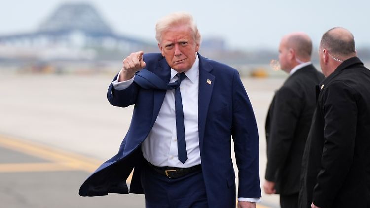 US-Präsident Trump am Newark Liberty International Airport in New Jersey. 