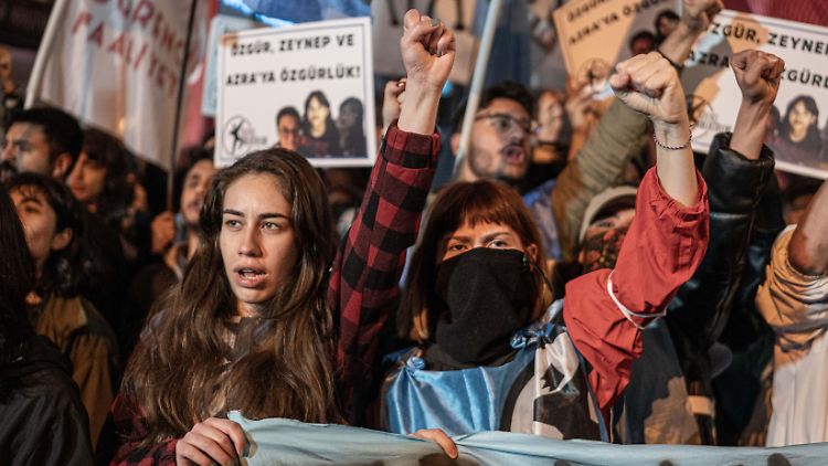 Studenten in Ankara protestieren gegen die Verhaftungswelle.