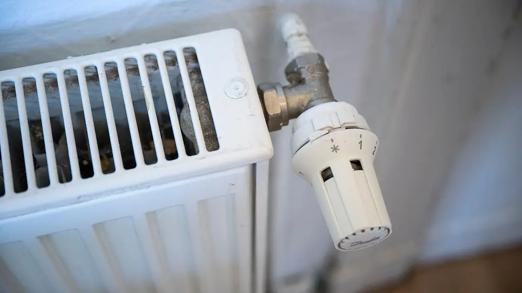 Blick-auf-einen-Heizkoerper-mit-Thermostat