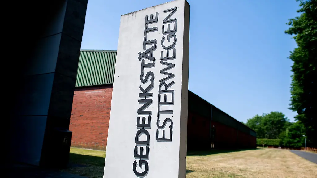 Eine-Stele-mit-der-Aufschrift-Gedenkstaette-Esterwegen-steht-auf-dem-Gelaende-der-Gedenkstaette-Esterwegen-dem-Standort-des-ehemaligen-Konzentrationslagers-Esterwegen