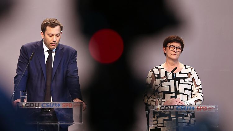 In den vergangenen Tagen hatten sich bereits mehrere einflussreiche SPD-Politiker für einen Verbleib Klingbeils an der SPD-Spitze ausgesprochen. Die künftige Rolle von Esken sorgt dagegen derzeit für heftige Debatten in der Partei.