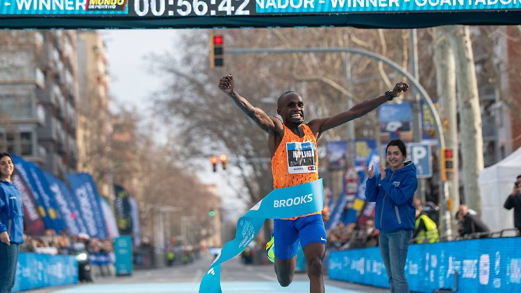 Jacob Kiplimo gewann in Barcelona den Halbmarathon mit einem neuen Weltrekord.