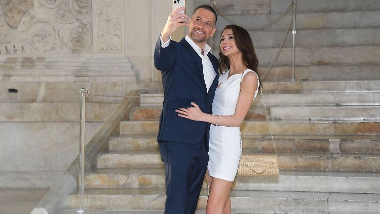 Die Hochzeit folgt nur ein Jahr nach der Verlobung des Paares.