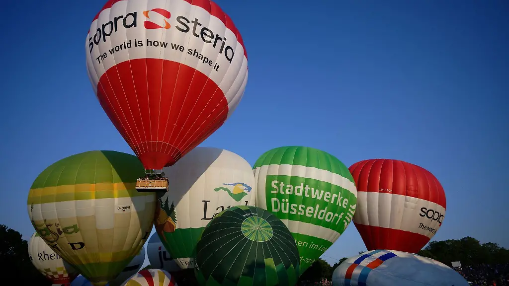 Heissluftballons-starten-bei-der-Eroeffnung-des-14-Ballonfestivals-in-der-Rheinaue
