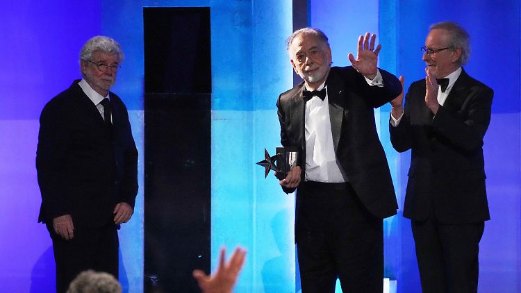 Den Preis bekommt Francis Ford Coppola (Mitte) von George Lucas (links) und Steven Spielberg (rechts) überreicht. 