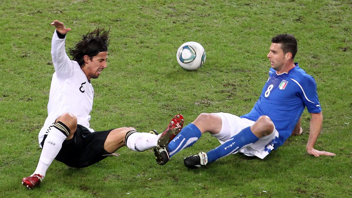 Zweikampf zwischen Sami Khedira und Thiago Motta.