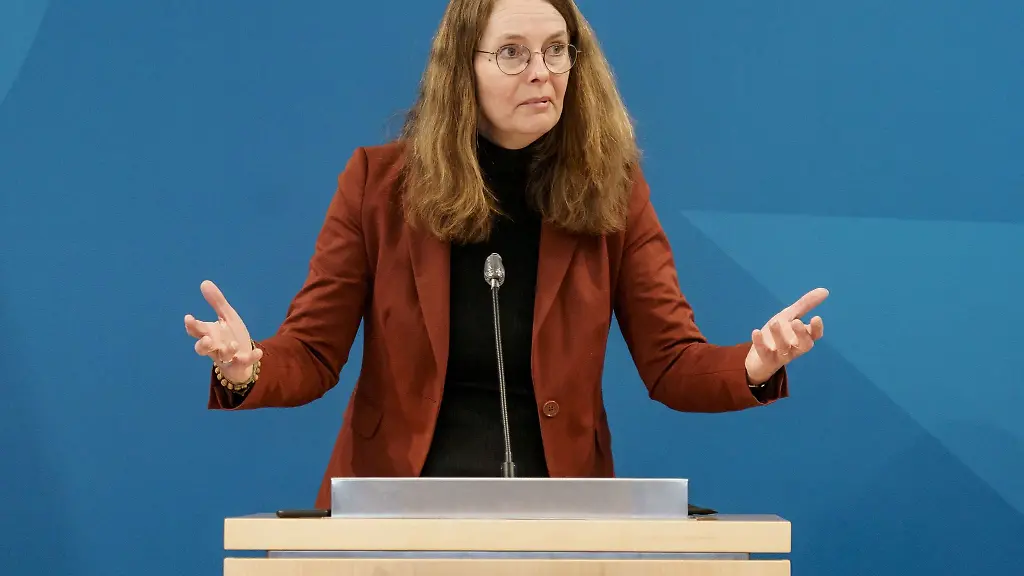 Mecklenburg-Vorpommerns-Wissenschaftsministerin-Bettina-Martin-spricht-bei-einer-Veranstaltung