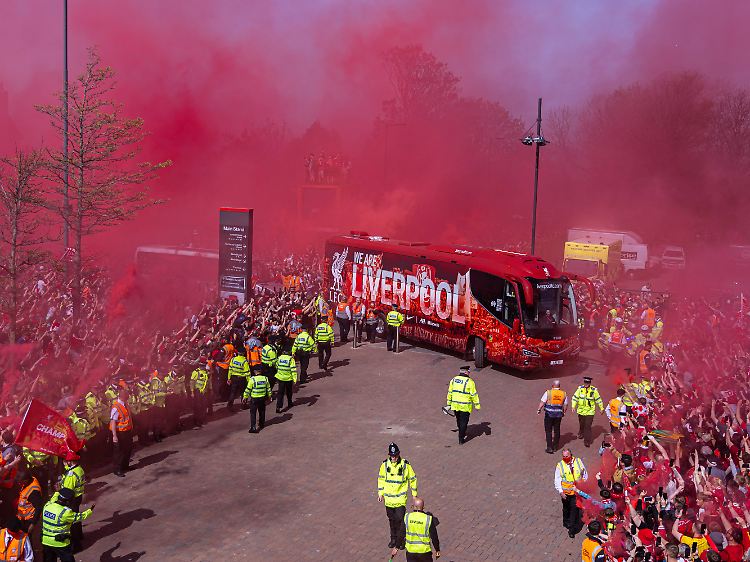 Liverpooler Fans empfangen die Mannschaft vor der Partie gegen die Spurs.