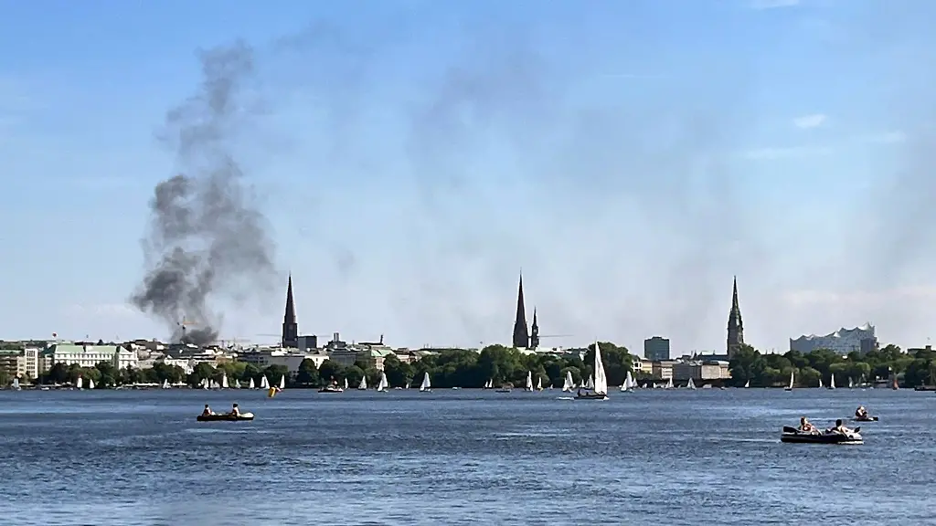 Eine-Rauchwolke-ist-ueber-der-Alster-in-Hamburg-zu-sehen