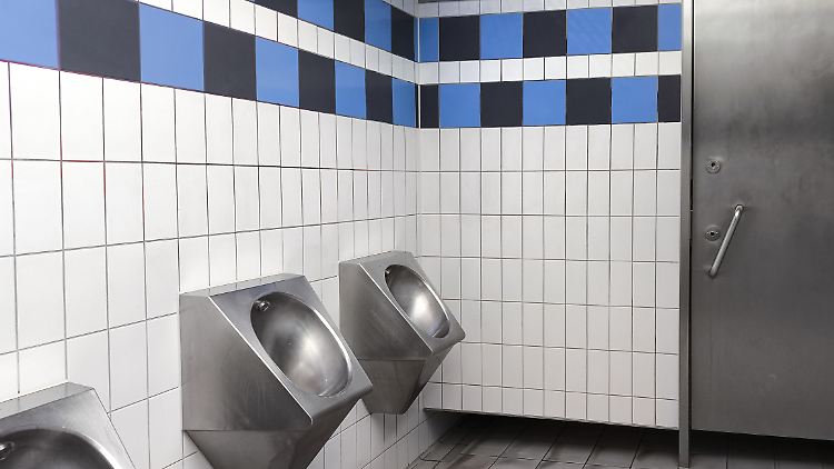 Blick in eine öffentliche Herrentoillette.
