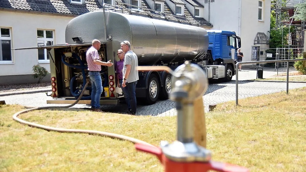 Ein-Tanklastwagen-einer-Molkerei-versorgt-das-Krankenhaus-mit-Trinkwasser