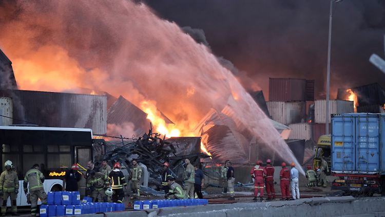 Feuerwehrleute kämpfen noch immer gegen die Flammen: 40 Menschen starben, mehr als 1000 wurden verletzt. 