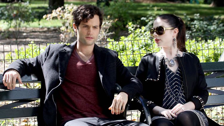 Penn Badgley und Michelle Trachtenberg  spielen im Central Park eine Szene für "Gossip Girl".  