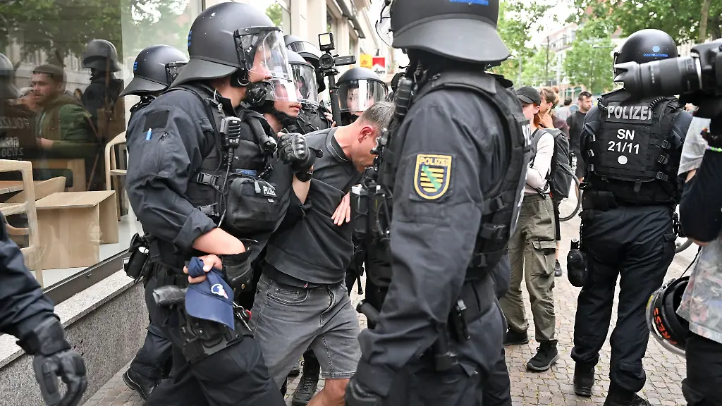 Polizisten-halten-einen-Teilnehmer-aus-der-Demonstration-Grundrechte-gelten-auch-in-Leipzig-fest