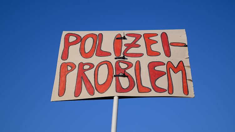 Nach dem Tod des 21 Jahre alten Lorenz durch Polizeischüsse in der Oldenburger Innenstadt kamen dort Tausende Menschen zu einer Demonstration zusammen.