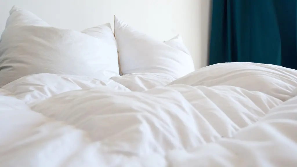 Das-Bettzeug-mag-kuschelig-und-gemuetlich-aussehen-an-heissen-Sommertagen-kann-das-Schlafen-darin-zur-Qual-werden