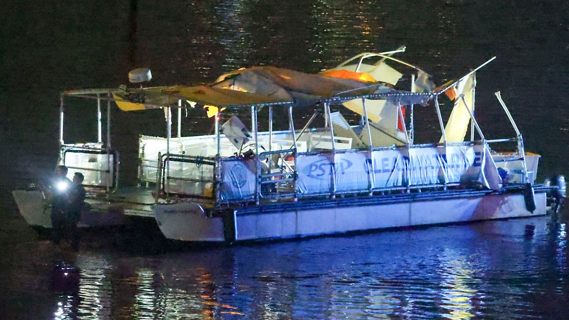 Ermittler untersuchen das Wrack der Fähre, nachdem ein Boot mit ihr zusammengestoßen ist und dabei mehrere Menschen verletzt wurden.
