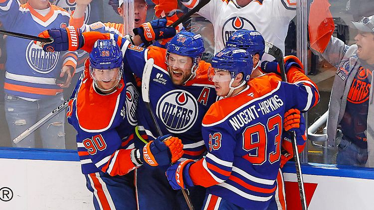 Leon Draisaitl wird von seinen Teamkollegen gefeiert.