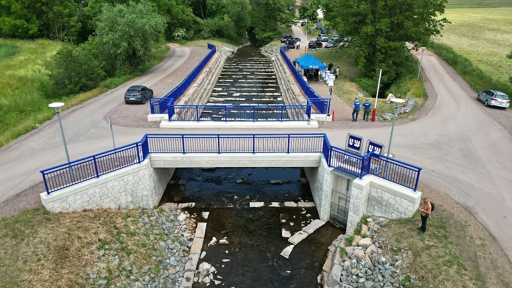Blick-auf-eine-neue-Anlage-zum-Hochwasserschutz
