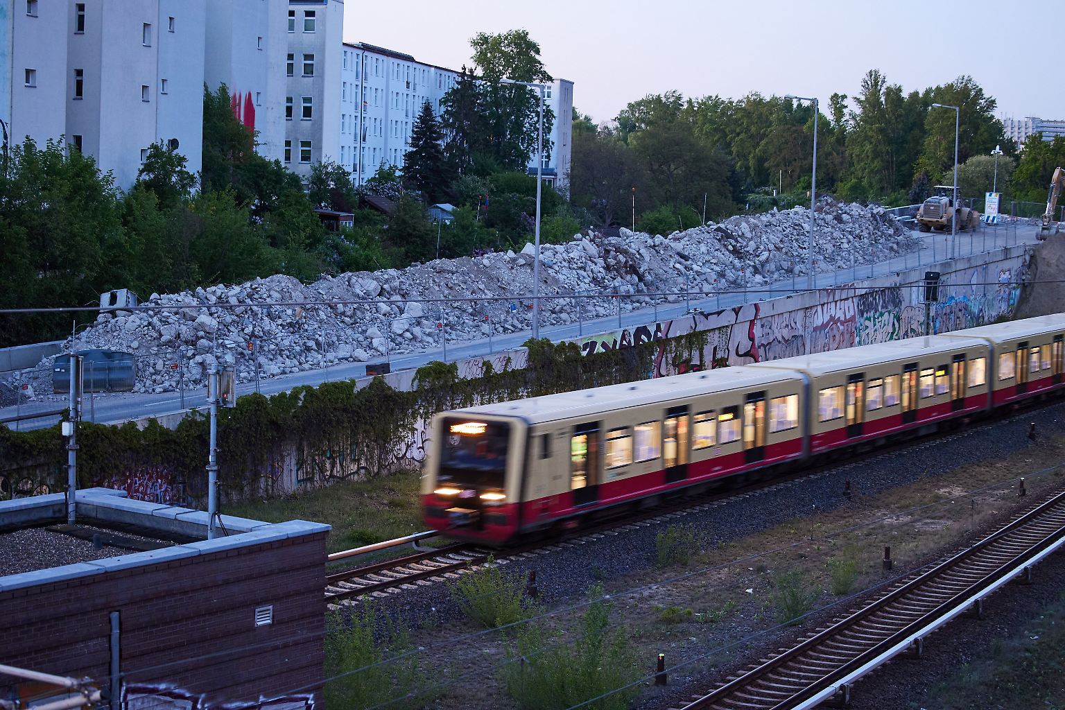 Wer mit der Berliner Ringbahn unterwegs ist, passiert zwischen Halensee und Westend riesige Schuttberge.