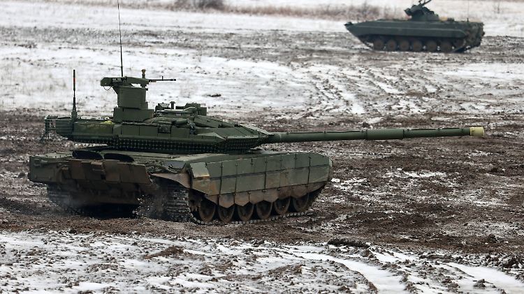 Finnland beobachtet, dass viele moderne T-90-Panzer eingelagert werden, statt sie in die Ukraine zu schicken.