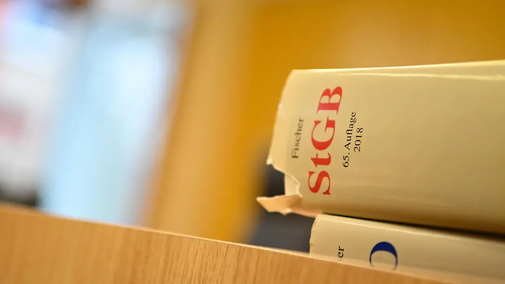 Eine-Strafgesetzbuch-liegt-in-einem-Sitzungssaal