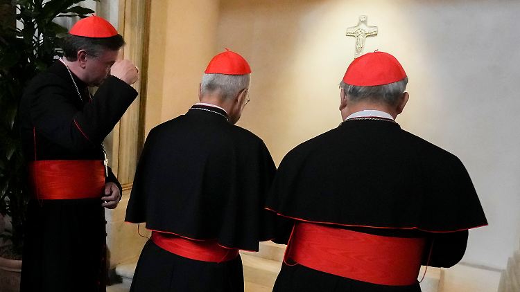 Kardinäle besuchen das Grab von Papst Franziskus in der Basilika St. Maria Maggiore. 