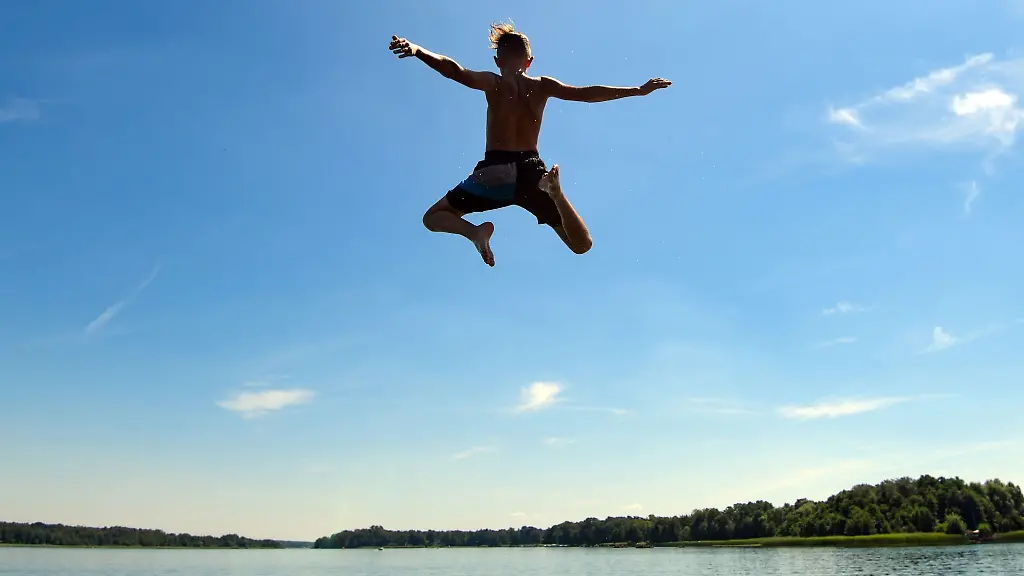 Ein-Mann-springt-in-einen-See
