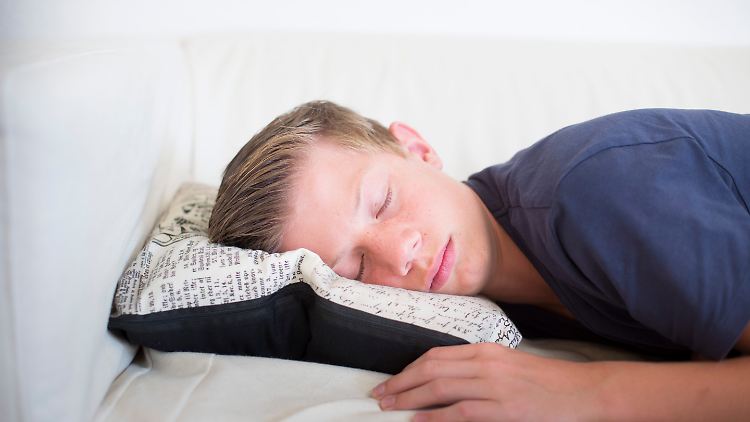 Jugendliche mit mehr Schlaf schnitten bei kognitiven Tests besser ab als Jugendliche, die kürzer geschlafen hatten.
