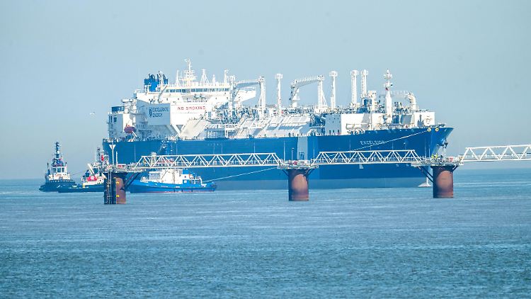 Das Spezialschiff "Excelsior" soll nach seiner Ankunft als Teil des zweiten schwimmenden LNG-Terminals in Wilhelmshaven in einen Testbetrieb gehen.