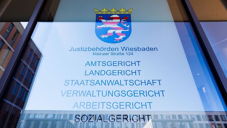 Das Gericht sieht nur in Teilen einen Verstoß gegen seine Pflichten als Polizist. (Symbolbild)