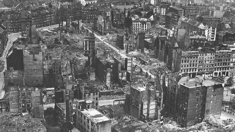 Ein Blick von der Hauptkirche St. Michaelis zeigt am 7. Mai 1945 die von Bomben zerstörte Stadt Hamburg. 