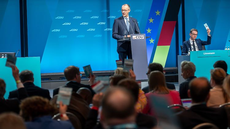 Sachsens Ministerpräsident Kretschmer spricht von einer "überwältigenden Mehrheit", die für den Koalitionsvertrag gestimmt habe. 