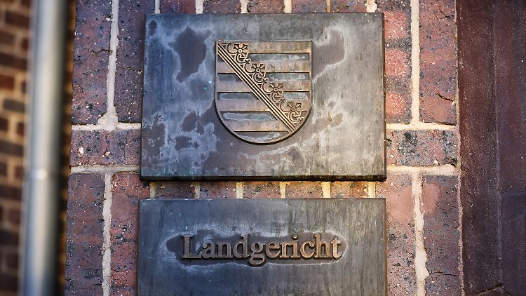 Das Gericht verurteilt die drei wegen Mordes aus Habgier und Heimtücke.