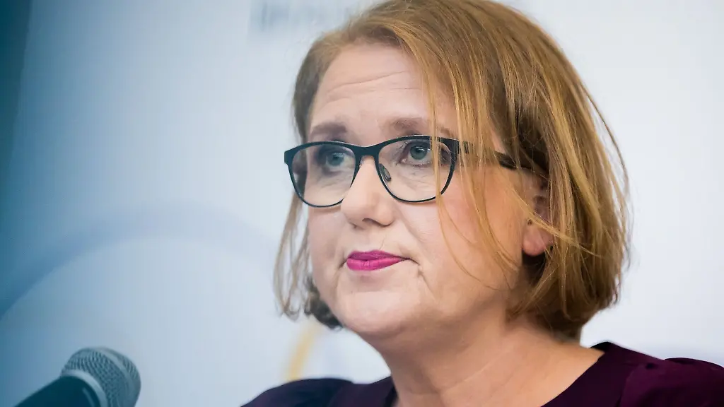 Lisa-Paus-Buendnis-90-Die-Gruenen-Bundesministerin-fuer-Familie-spricht-bei-einer-Presskonferenz