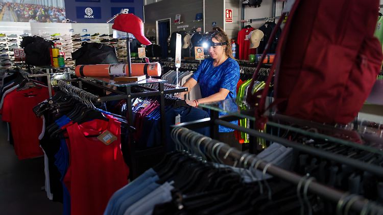In Supermärkten kann nur mit Bargeld bezahlt werden - falls Kunden das finden, was sie suchen.