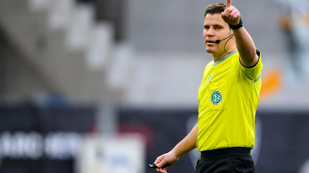 Schiedsrichter-Felix-Brych-gestikuliert